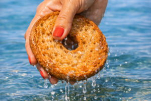 Frisella bagnata nel mare, la tradizione che può mettere a rischio la salute
